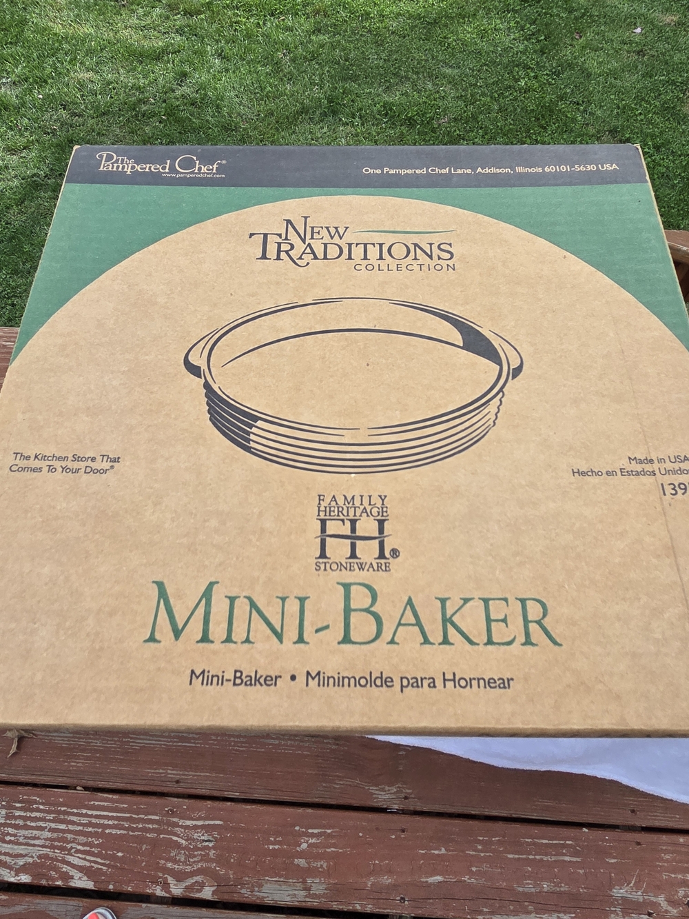 NIB Pampered Chef New Traditions Mini-Baker #1395 Family Heritage Stoneware 8”